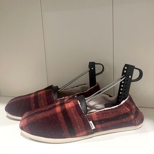 Tom’s Red Black Plaid Women’s Slip On Shoe Sz 7